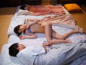 Vợ dâm đãng banh háng cho nhân viên địt