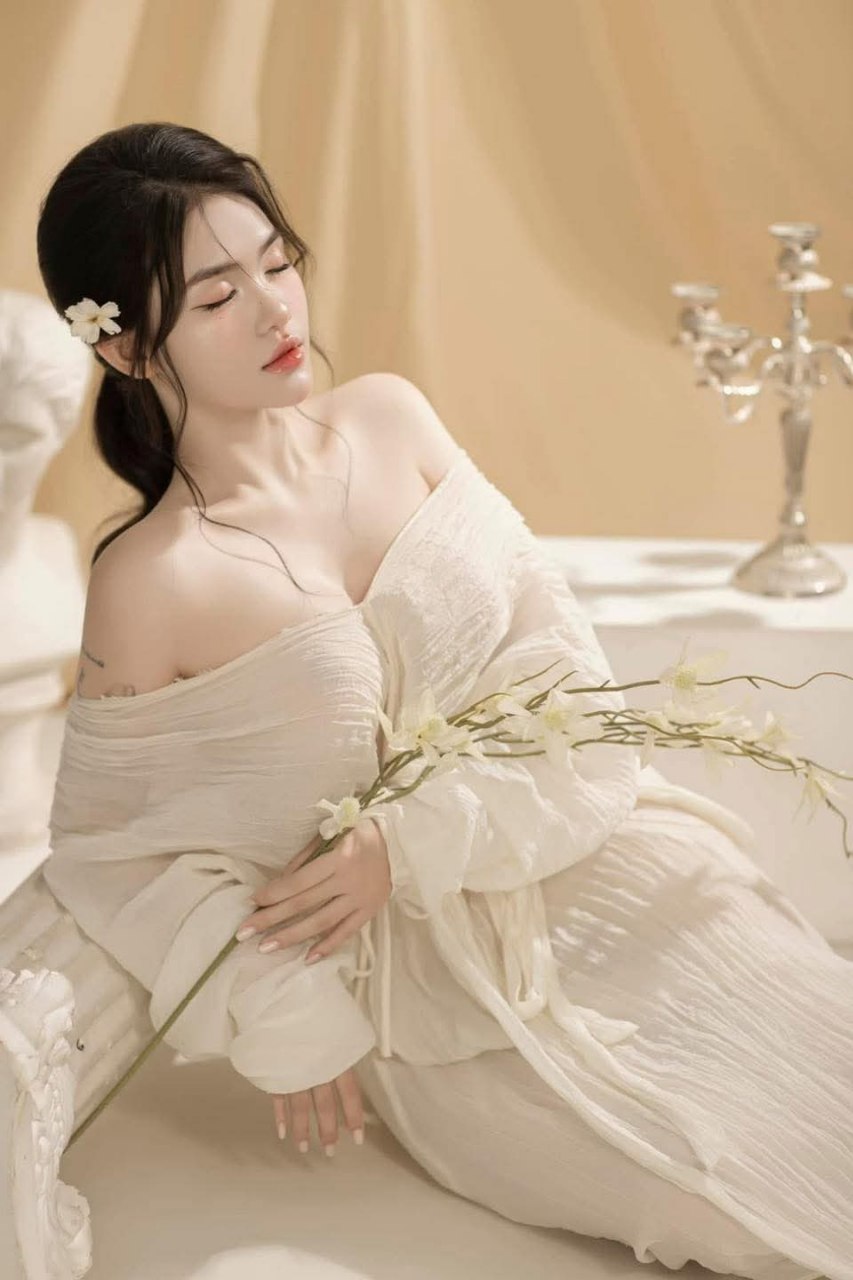 Nữ sinh lạnh lùng chỉ cần có tiền và anh có thể làm gì em tùy thích
